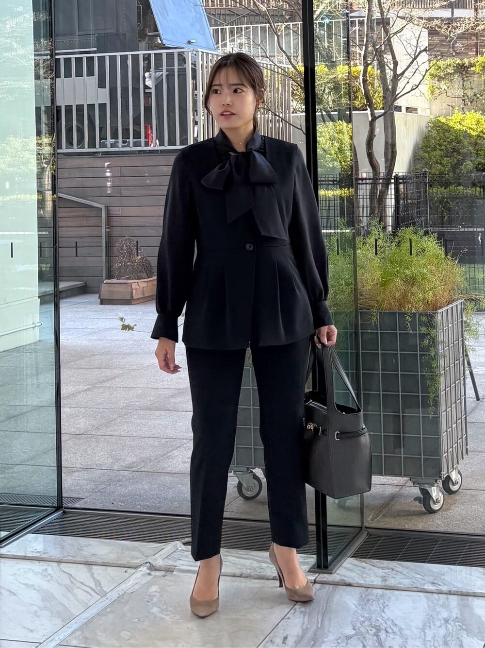 ブルー系のベスト、ブルー系のその他パンツ、ブルー系のシャツ/ブラウスを着用したレディースの冬コーディネートの5枚目の写真