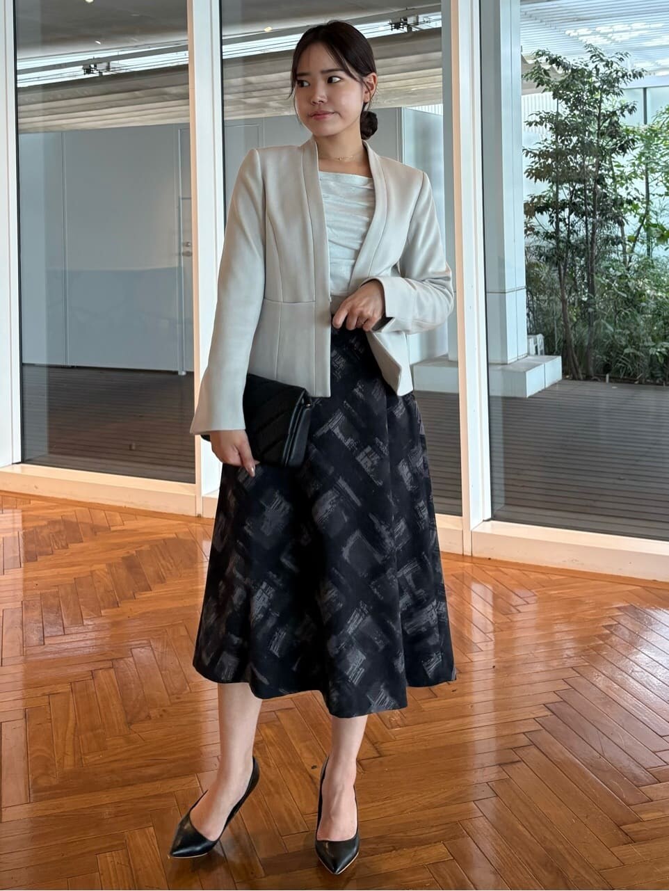 ブラウン系のTシャツ/カットソーを着用したレディースの秋コーディネートの8枚目の写真