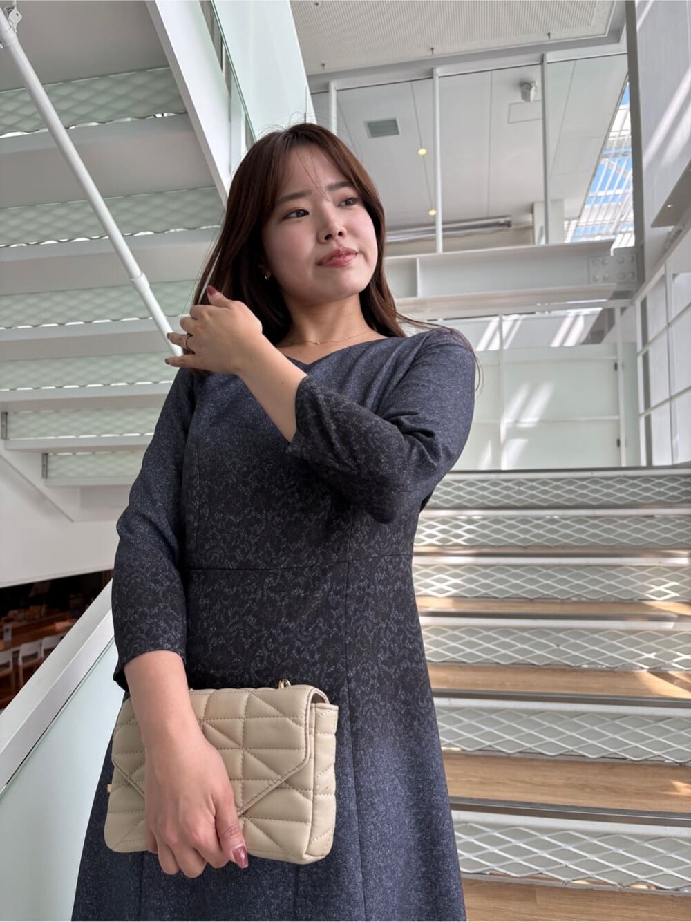ブルー系のワンピースを着用したレディースの秋コーディネートの6枚目の写真