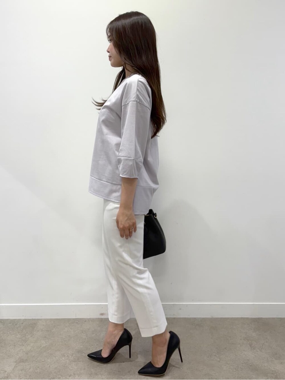 グレー系のTシャツ/カットソー、ホワイト系のその他パンツを着用したレディースの春コーディネートの2枚目の写真
