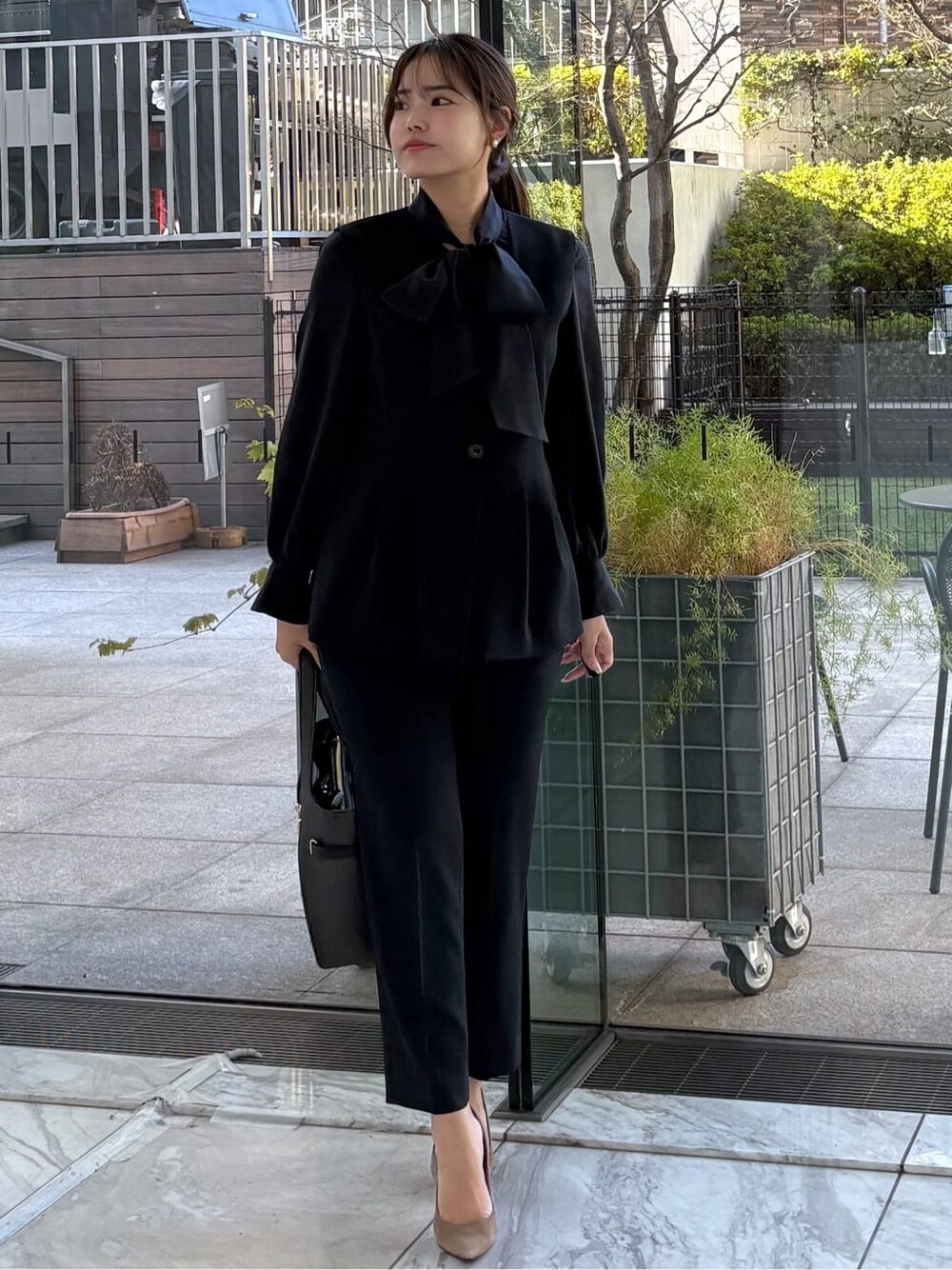 ブルー系のベスト、ブルー系のその他パンツ、ブルー系のシャツ/ブラウスを着用したレディースの冬コーディネートの7枚目の写真