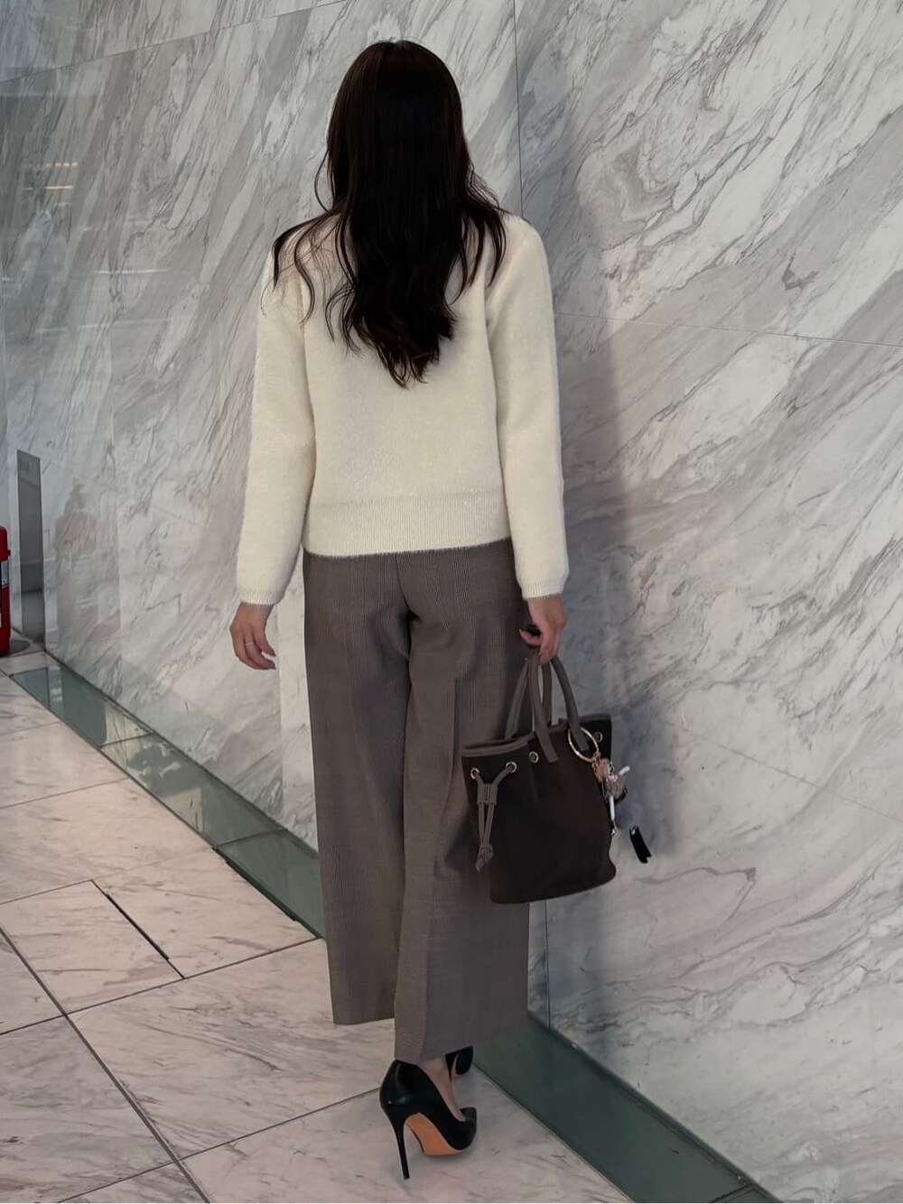 ブラウン系のその他パンツ、ホワイト系のカーディガン/ボレロ、ブラウン系のシャツ/ブラウスを着用したレディースの秋コーディネートの3枚目の写真