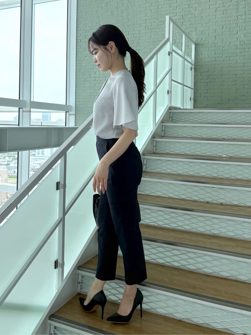 グレー系のシャツ/ブラウス、ブルー系のその他パンツを着用したレディースの春コーディネートの2枚目の写真