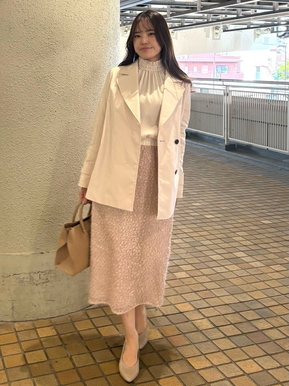 ベージュ系のトレンチコート、ベージュ系のシャツ/ブラウス、ベージュ系のスカートを着用したレディースの春コーディネートの4枚目の写真