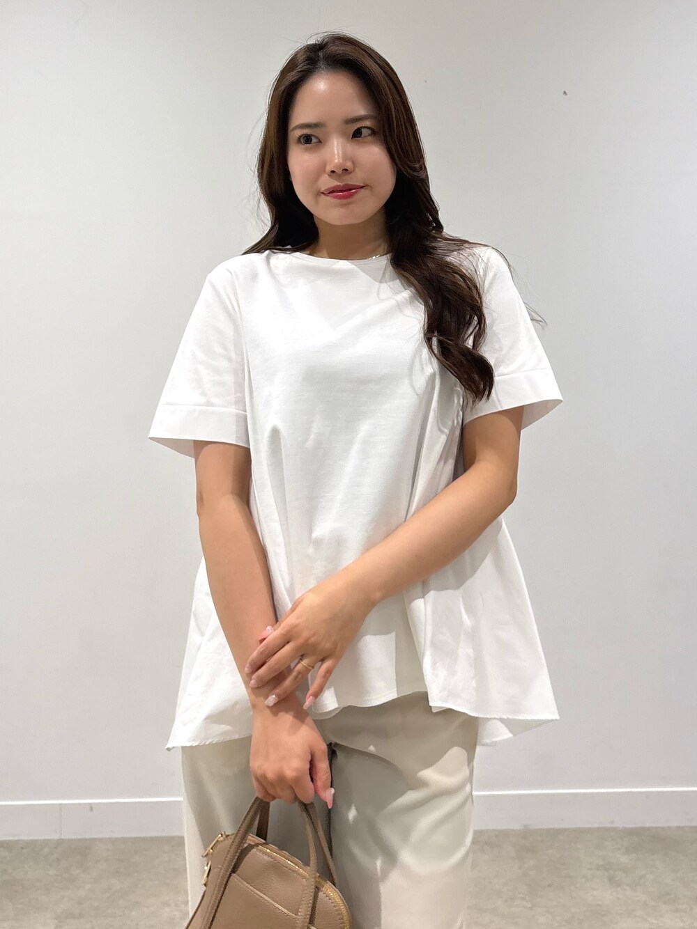 ホワイト系のTシャツ/カットソー、ベージュ系のその他パンツを着用したレディースの春コーディネートの6枚目の写真