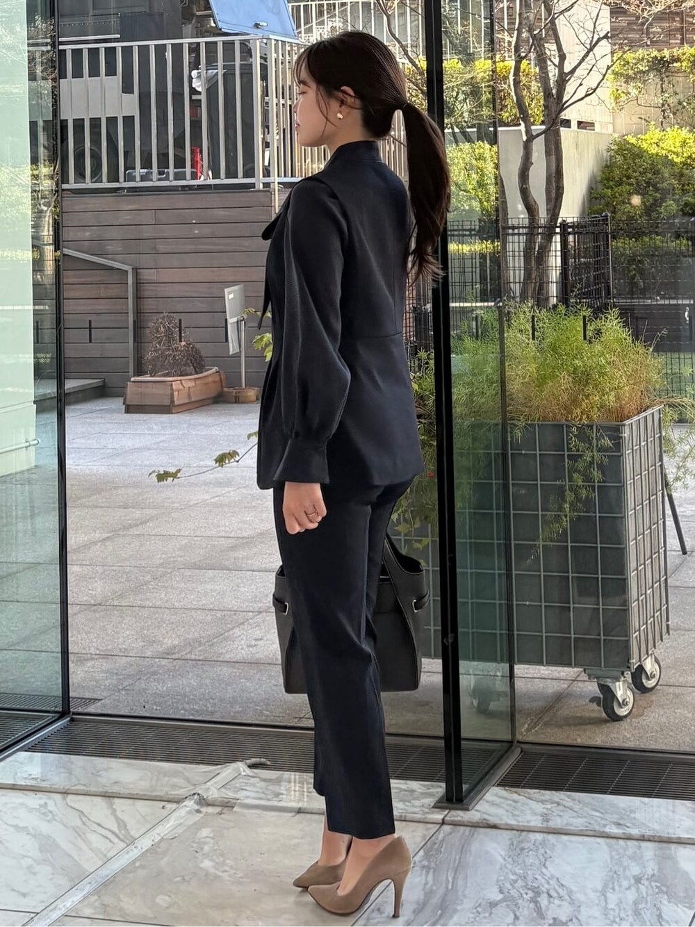 ブルー系のベスト、ブルー系のその他パンツ、ブルー系のシャツ/ブラウスを着用したレディースの冬コーディネートの2枚目の写真