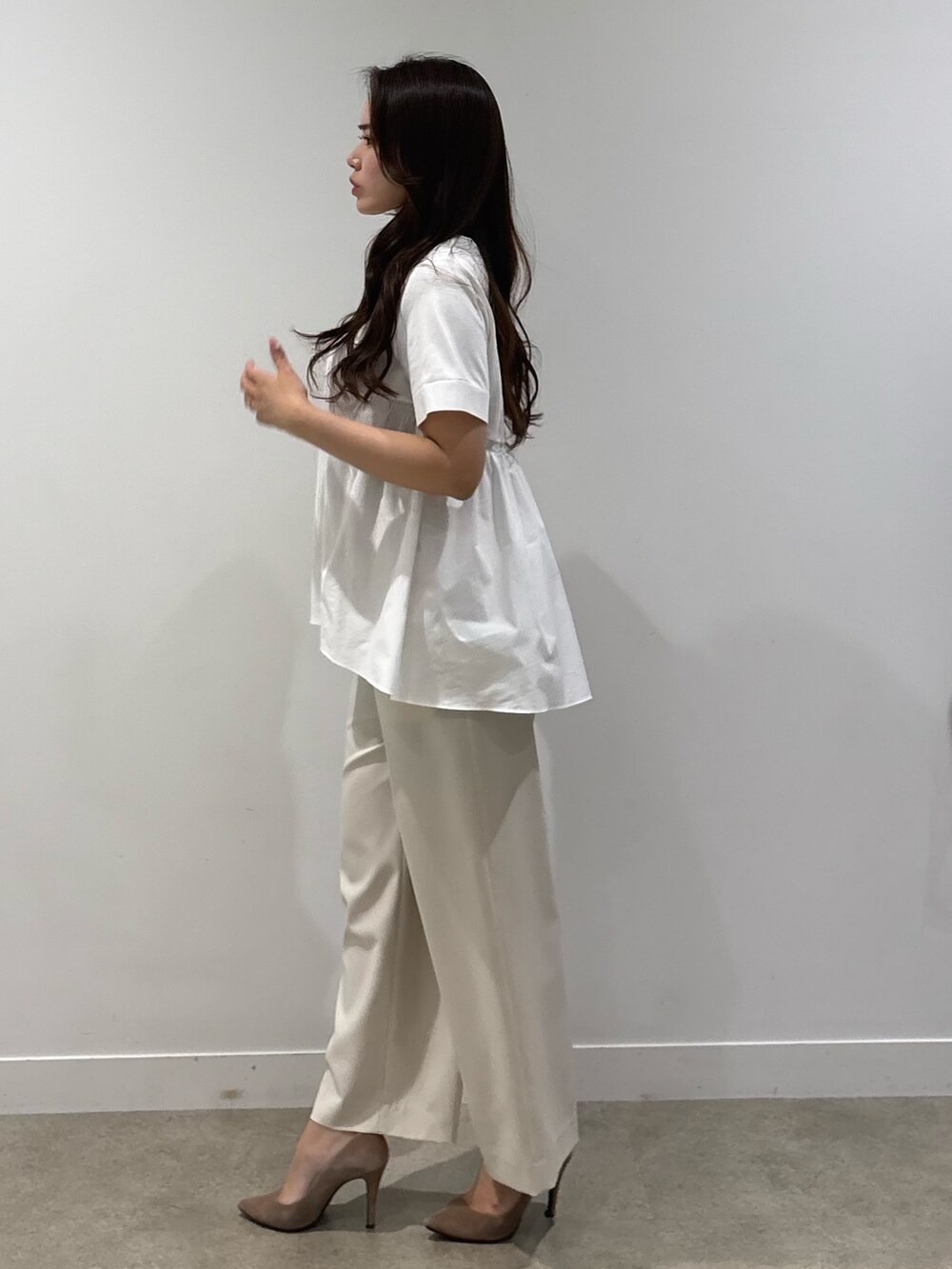 ホワイト系のTシャツ/カットソー、ベージュ系のその他パンツを着用したレディースの春コーディネートの2枚目の写真