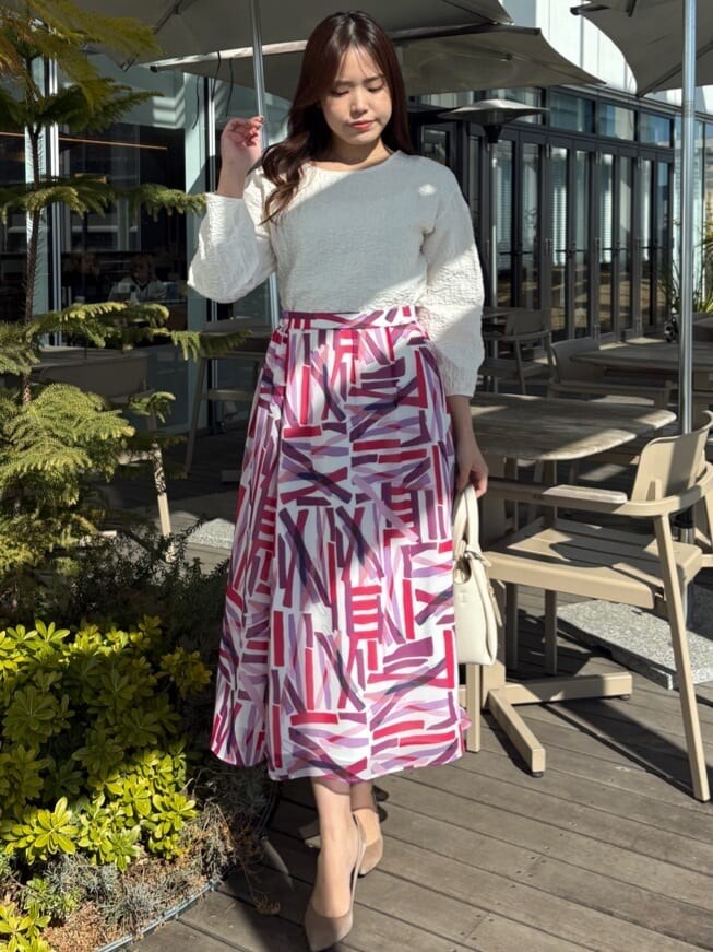 ホワイト系のTシャツ/カットソー、ピンク系のスカートを着用したレディースの春コーディネートの3枚目の写真