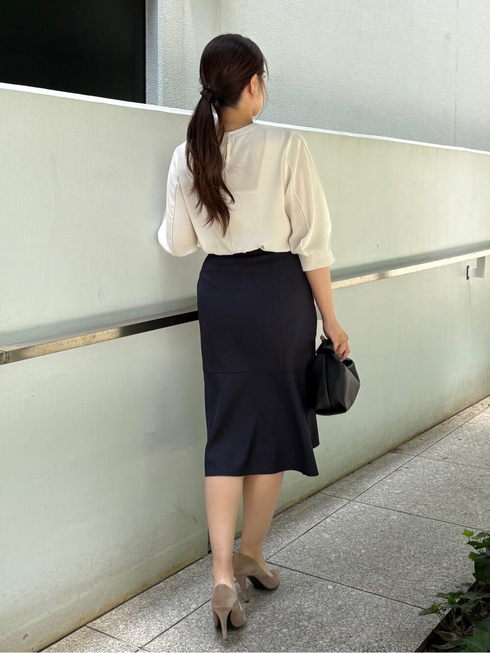 ベージュ系のシャツ/ブラウス、ブルー系のスカートを着用したレディースの夏コーディネートの3枚目の写真