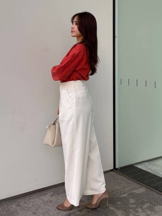 レッド系のTシャツ/カットソー、ホワイト系のその他パンツを着用したレディースの春コーディネートの2枚目の写真