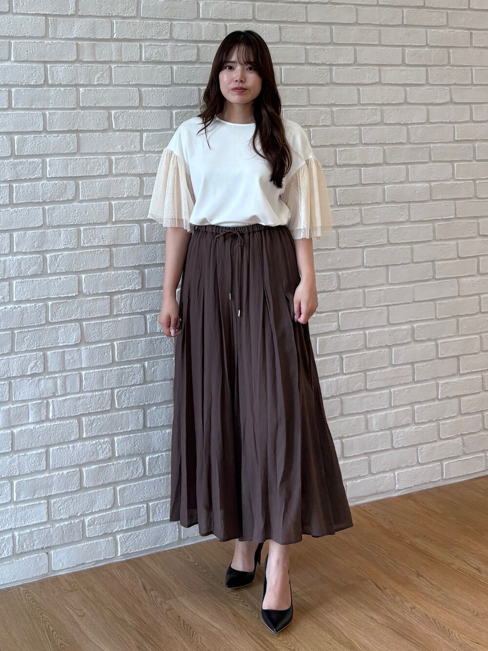 ホワイト系のTシャツ/カットソー、ブラウン系のその他パンツを着用したレディースの夏コーディネートの3枚目の写真