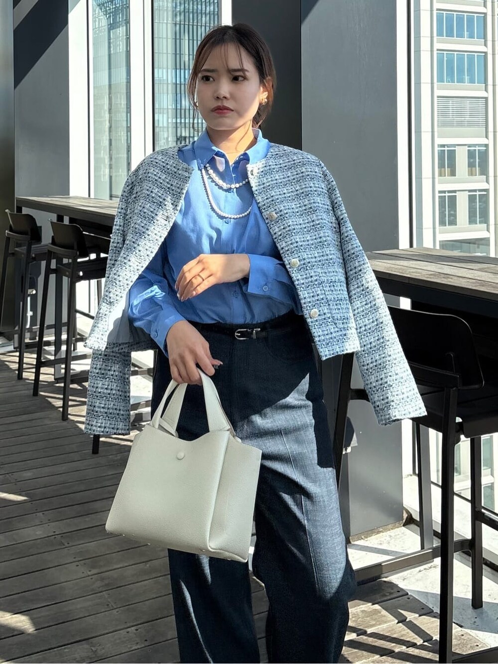 ブルー系のシャツ/ブラウス、ブルー系のその他パンツ、ブルー系のノーカラージャケットを着用したレディースの冬コーディネートの4枚目の写真