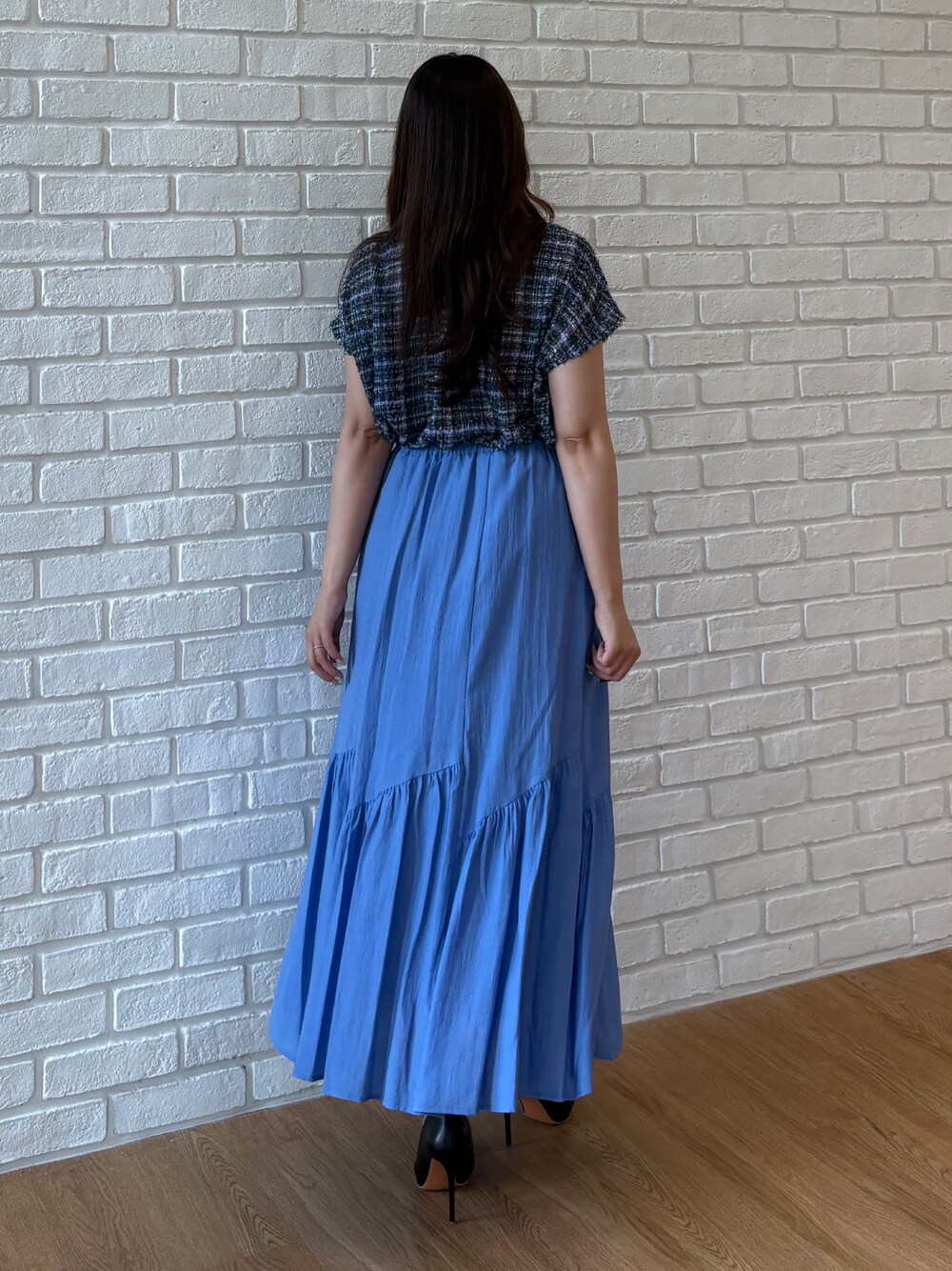 ブルー系のスカート、ブルー系のシャツ/ブラウスを着用したレディースの夏コーディネートの2枚目の写真