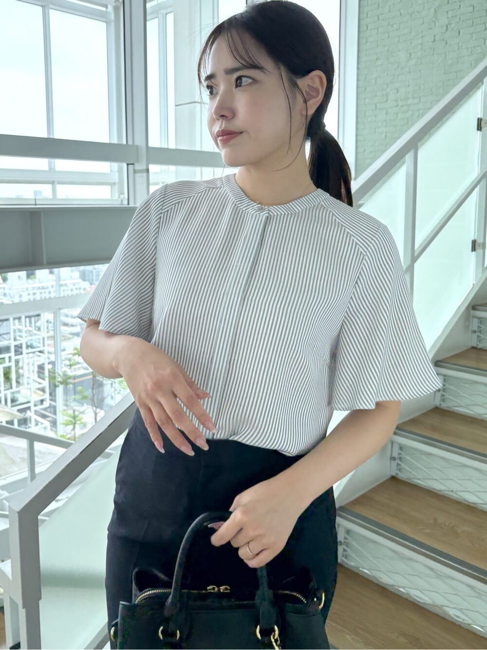 グレー系のシャツ/ブラウス、ブルー系のその他パンツを着用したレディースの春コーディネートの7枚目の写真