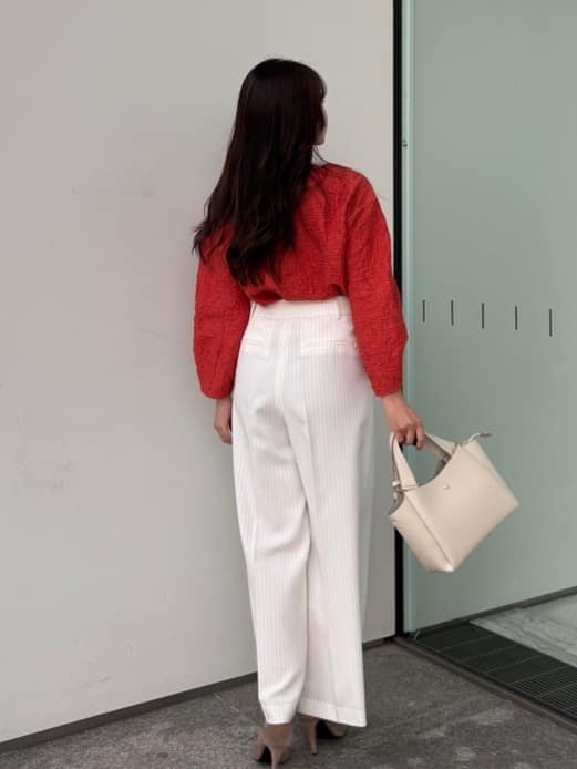 レッド系のTシャツ/カットソー、ホワイト系のその他パンツを着用したレディースの春コーディネートの3枚目の写真