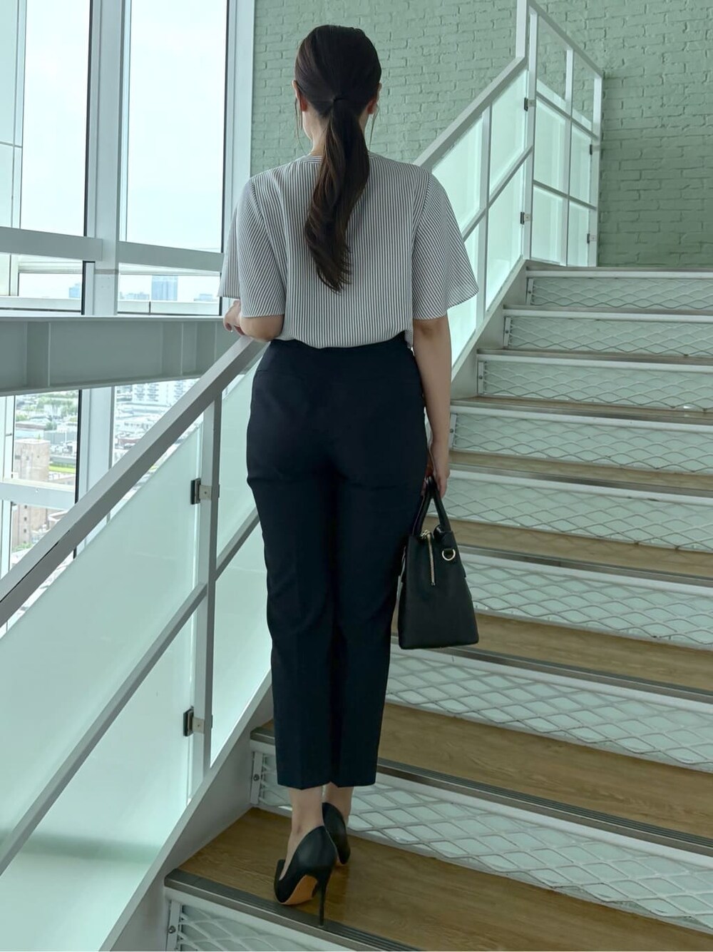 グレー系のシャツ/ブラウス、ブルー系のその他パンツを着用したレディースの春コーディネートの3枚目の写真