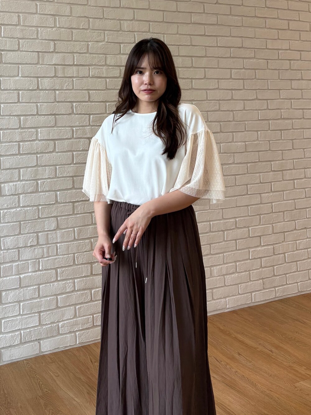 ホワイト系のTシャツ/カットソー、ブラウン系のその他パンツを着用したレディースの夏コーディネートの6枚目の写真