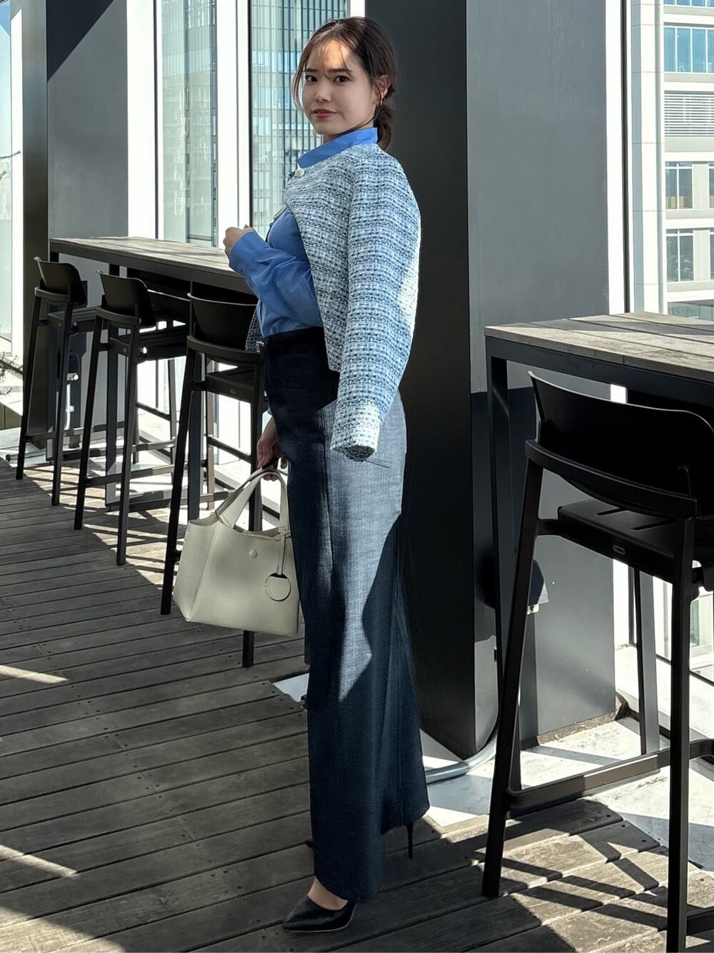 ブルー系のシャツ/ブラウス、ブルー系のその他パンツ、ブルー系のノーカラージャケットを着用したレディースの冬コーディネートの2枚目の写真