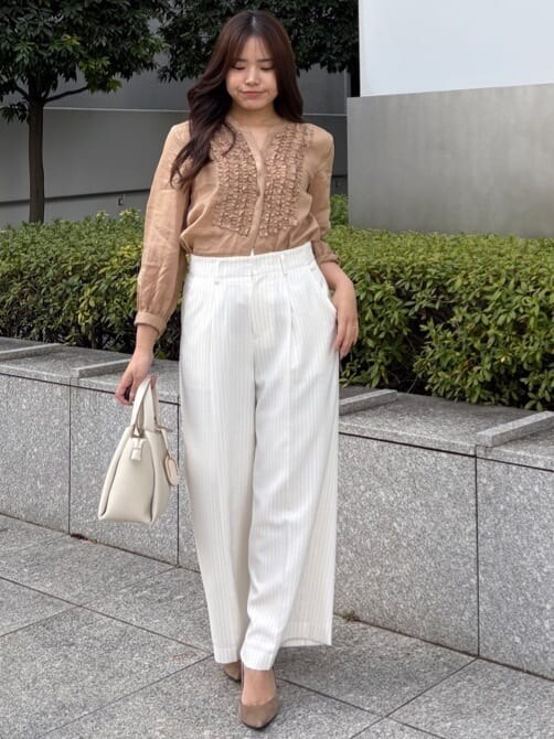 ホワイト系のその他パンツ、ベージュ系のシャツ/ブラウスを着用したレディースの春コーディネートの7枚目の写真