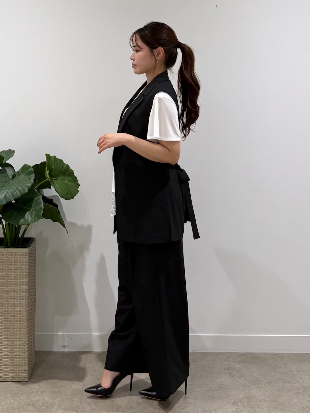 ブラック系のテーラードジャケット、ブラック系のその他パンツ、ホワイト系のTシャツ/カットソーを着用したレディースの夏コーディネートの2枚目の写真