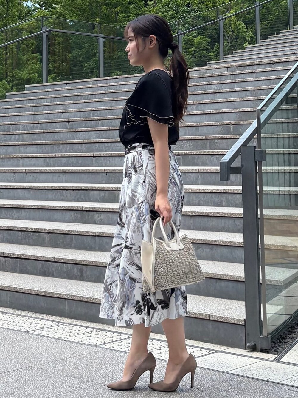ブラック系のTシャツ/カットソーを着用したレディースの夏コーディネートの2枚目の写真