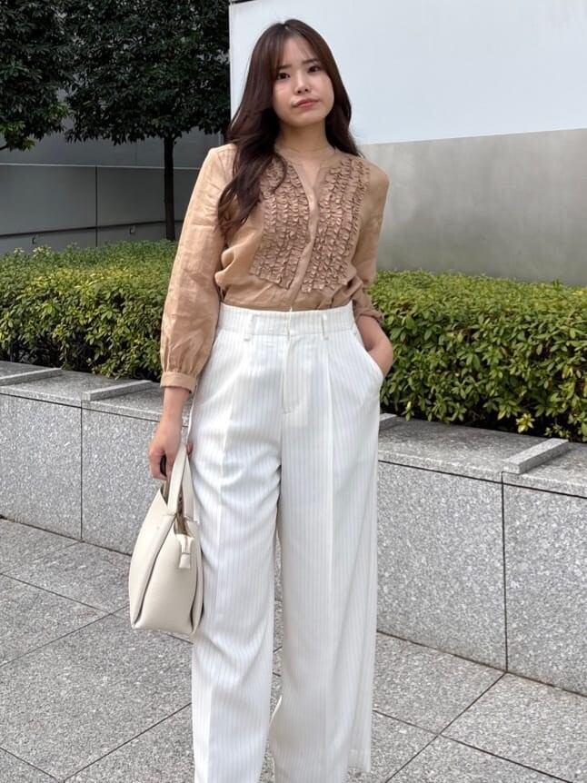ホワイト系のその他パンツ、ベージュ系のシャツ/ブラウスを着用したレディースの春コーディネートの2枚目の写真