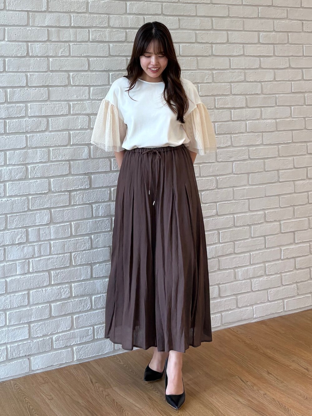 ホワイト系のTシャツ/カットソー、ブラウン系のその他パンツを着用したレディースの夏コーディネートの2枚目の写真