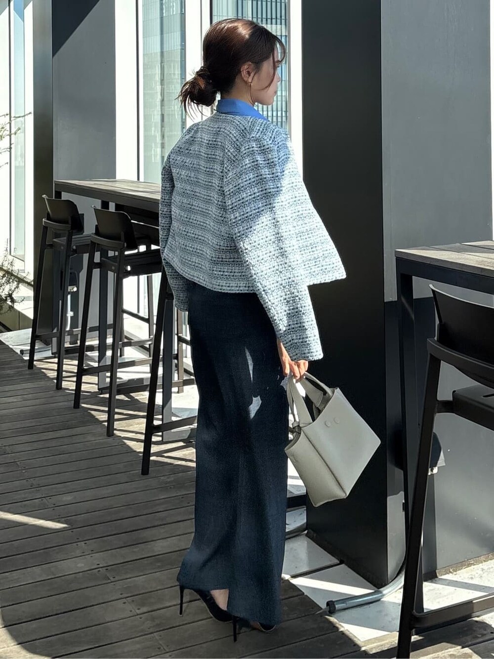 ブルー系のシャツ/ブラウス、ブルー系のその他パンツ、ブルー系のノーカラージャケットを着用したレディースの冬コーディネートの3枚目の写真