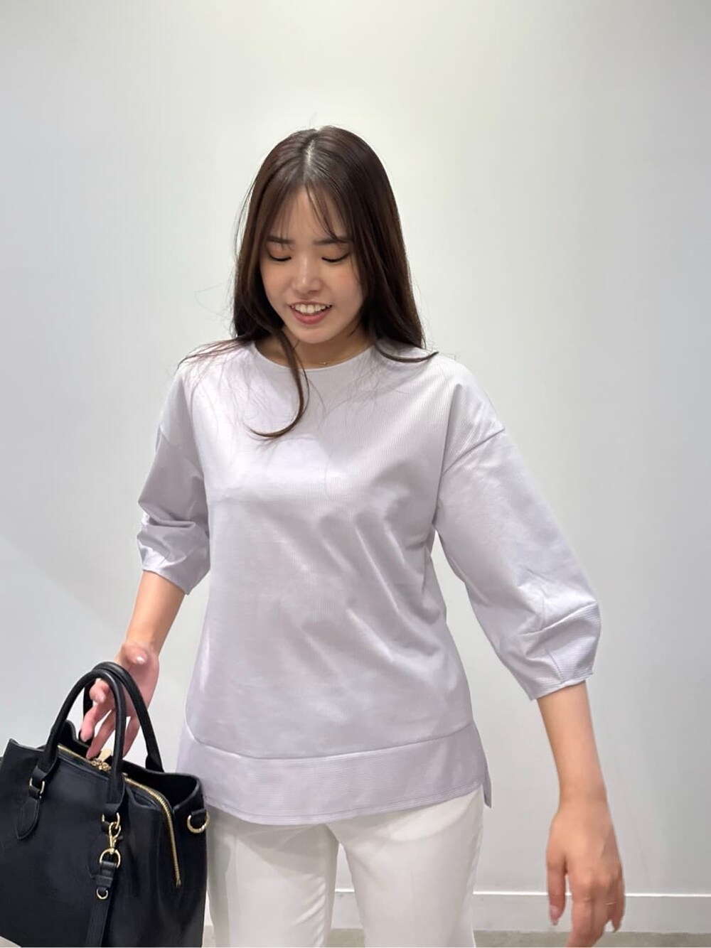 グレー系のTシャツ/カットソー、ホワイト系のその他パンツを着用したレディースの春コーディネートの4枚目の写真