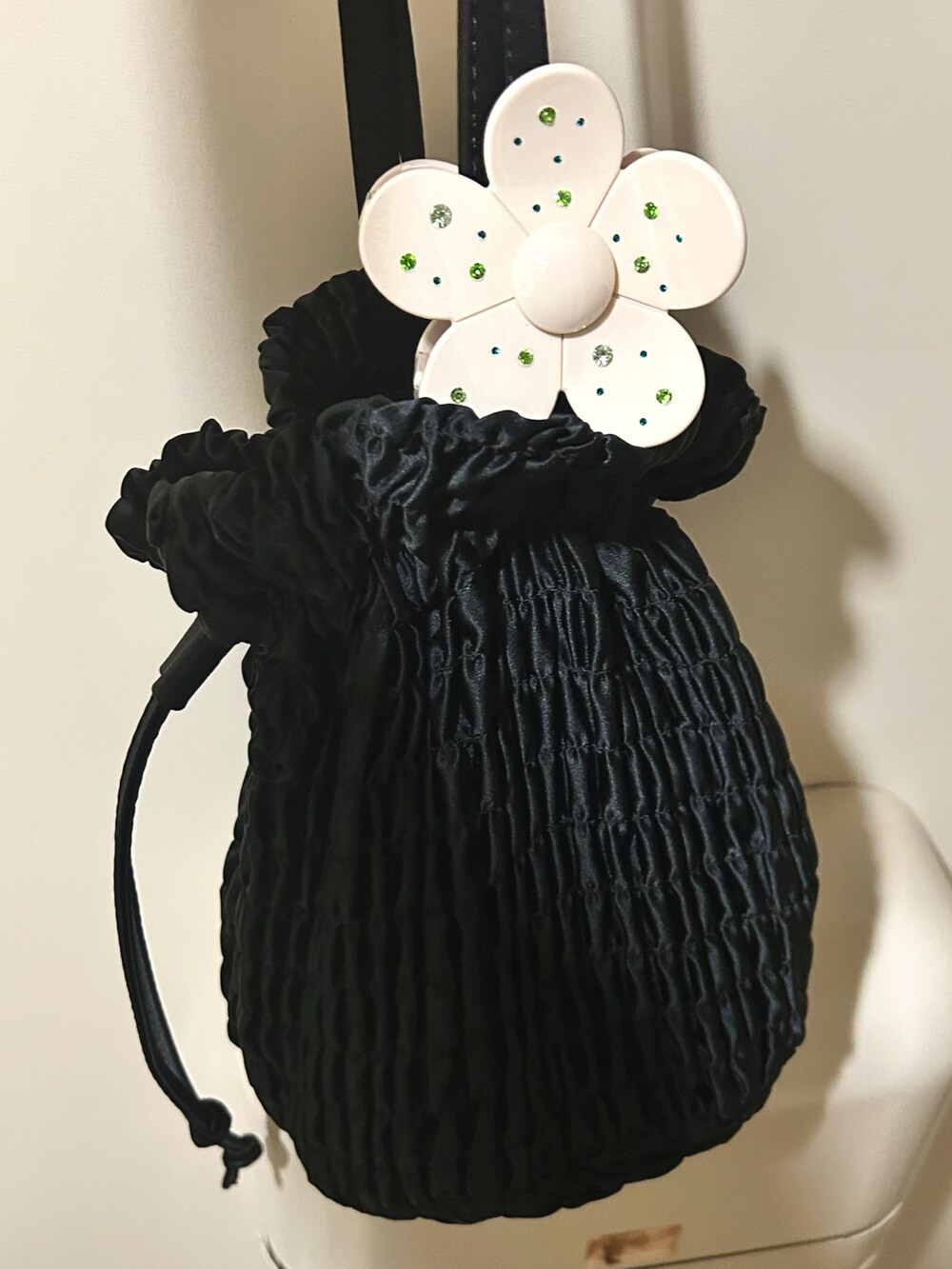 ベージュ系のデニムパンツ、ホワイト系のシャツ/ブラウス、ホワイト系のスニーカーを着用したレディースの秋コーディネートの2枚目の写真