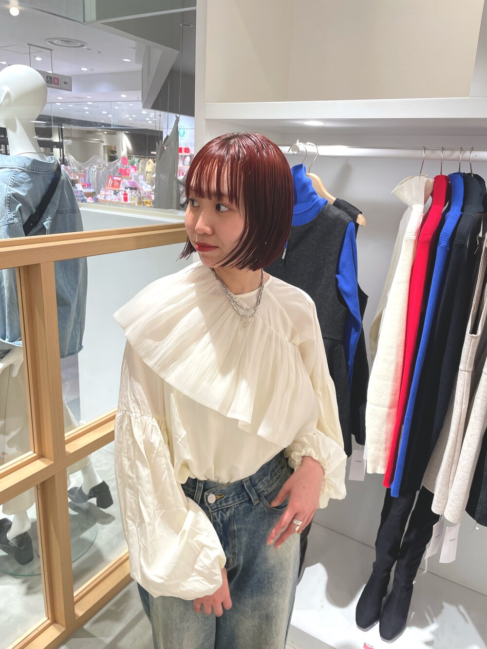 ホワイト系のシャツ/ブラウス、ブルー系のデニムパンツを着用したレディースの冬コーディネートの3枚目の写真