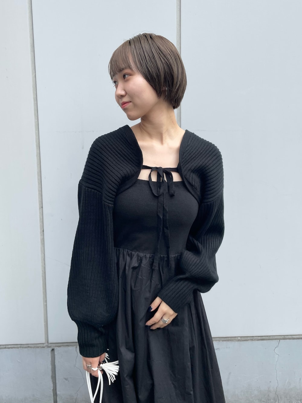 ブラック系のワンピースを着用したレディースの夏コーディネートの3枚目の写真