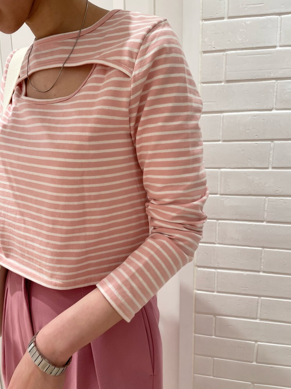 ピンク系のTシャツ/カットソー、ホワイト系のショルダーバッグ、ピンク系のその他パンツを着用したレディースの春コーディネートの4枚目の写真