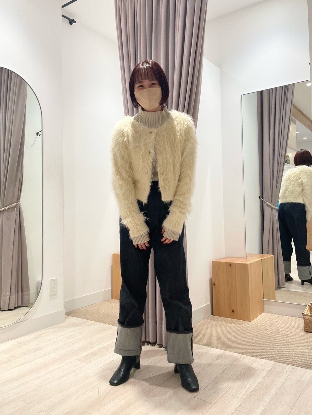 ホワイト系のカーディガン/ボレロ、ベージュ系のニット/セーター、ブルー系のデニムパンツを着用したレディースの秋コーディネートの3枚目の写真