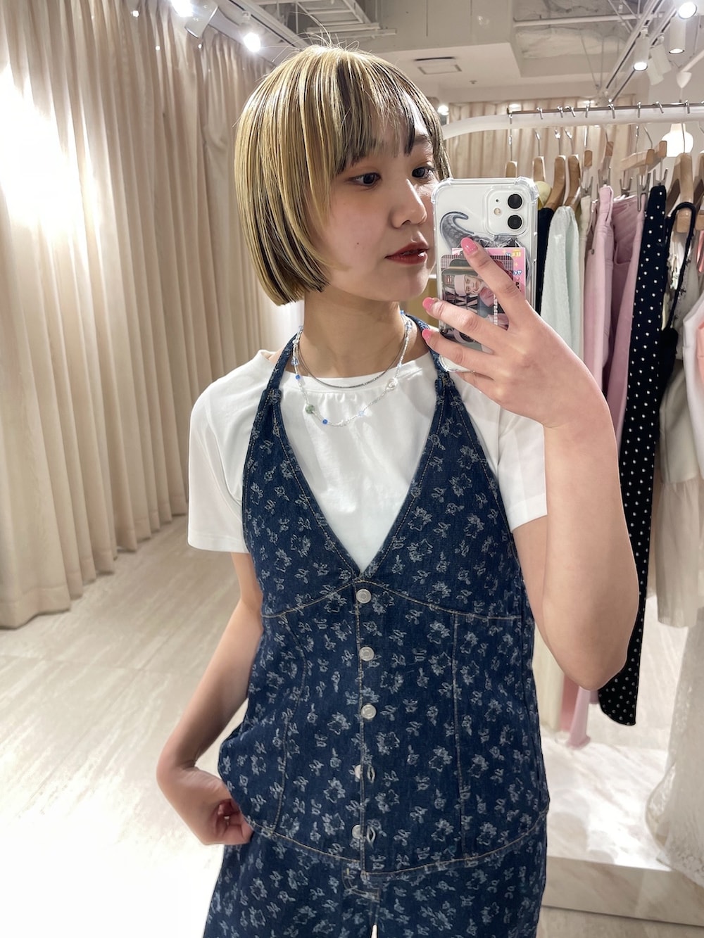 ブルー系のワンピース、ホワイト系のTシャツ/カットソーを着用したレディースの冬コーディネートの3枚目の写真