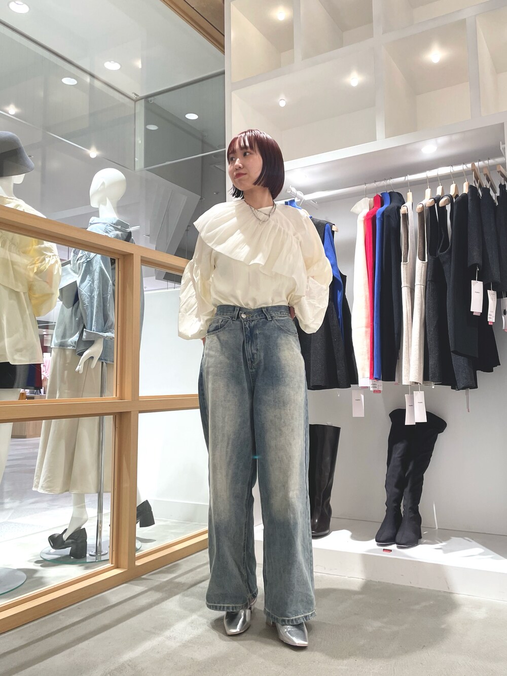 ホワイト系のシャツ/ブラウス、ブルー系のデニムパンツを着用したレディースの冬コーディネートの2枚目の写真