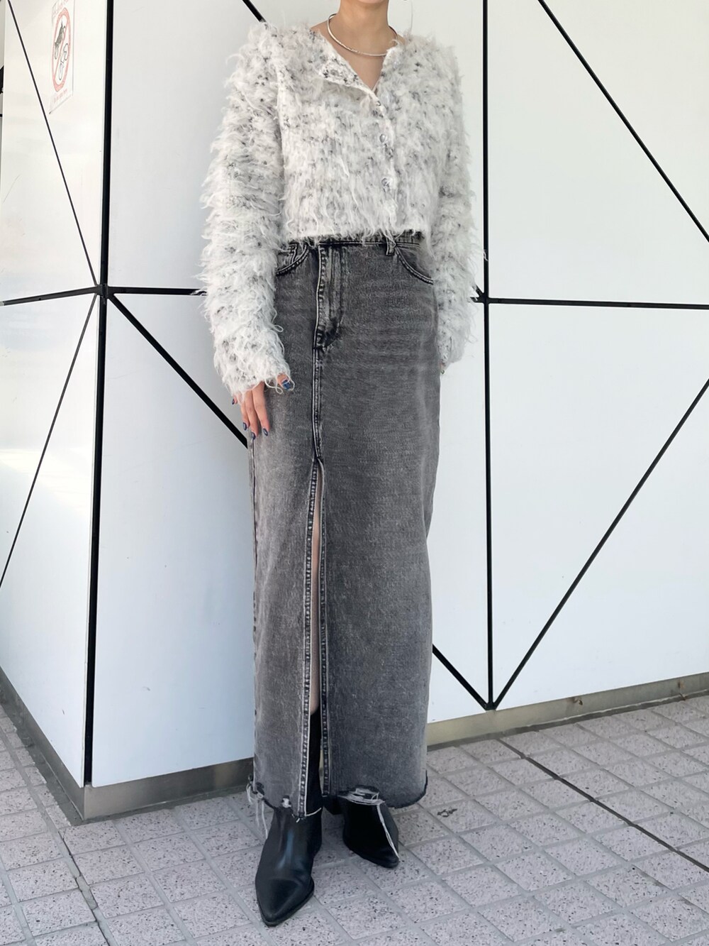 グレー系のカーディガン/ボレロ、ブラック系のデニムスカートを着用したレディースの夏コーディネートの3枚目の写真