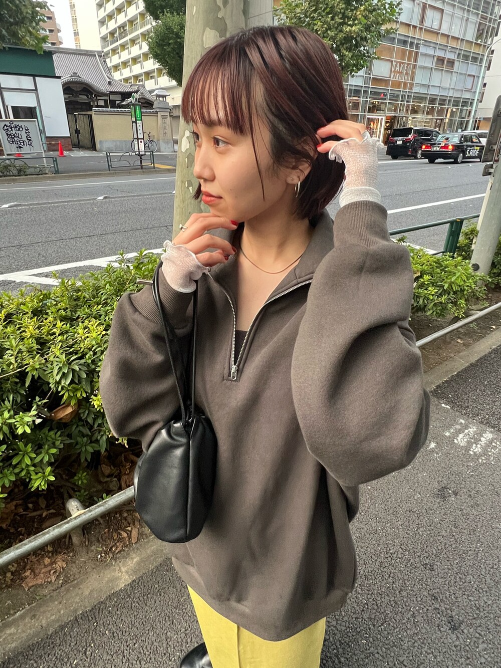 グレー系のスウェット、グリーン系のスカート、ブラック系のブーツを着用したレディースの秋コーディネートの3枚目の写真