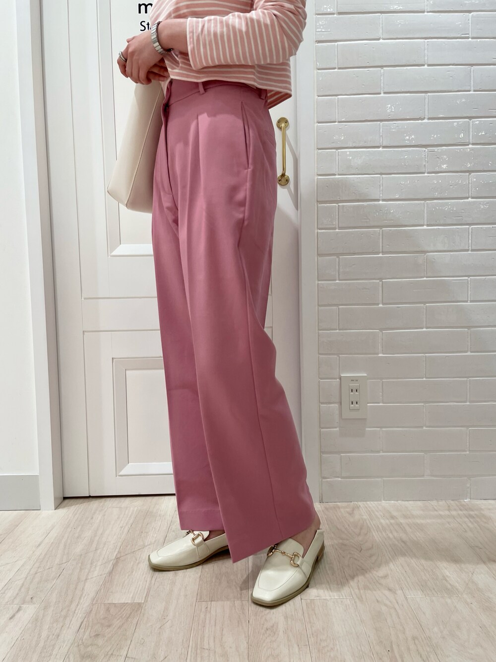 ピンク系のTシャツ/カットソー、ホワイト系のショルダーバッグ、ピンク系のその他パンツを着用したレディースの春コーディネートの5枚目の写真