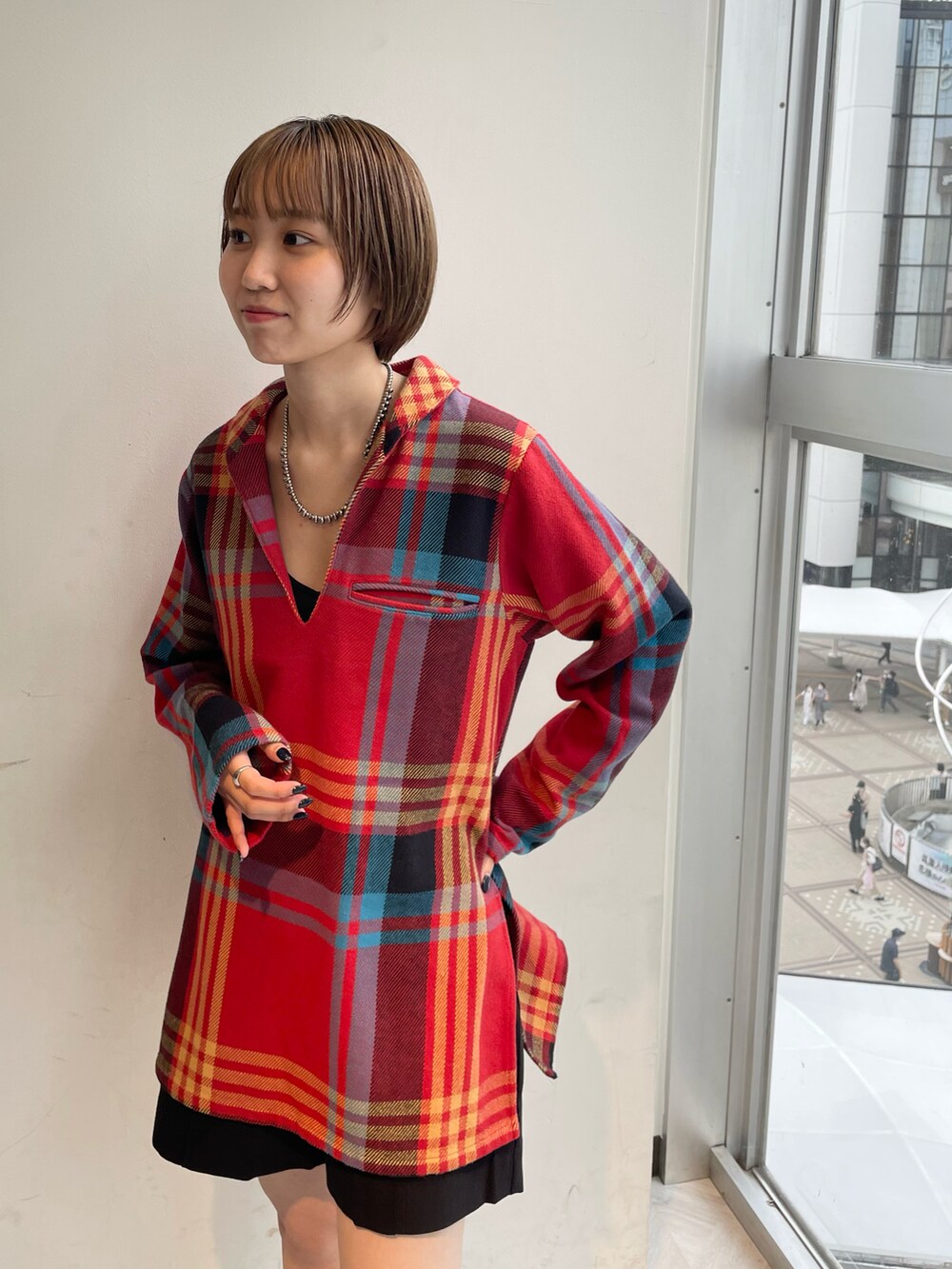 レッド系のシャツ/ブラウス、ブラック系のその他パンツ、ブラック系のブーツを着用したレディースの秋コーディネートの3枚目の写真