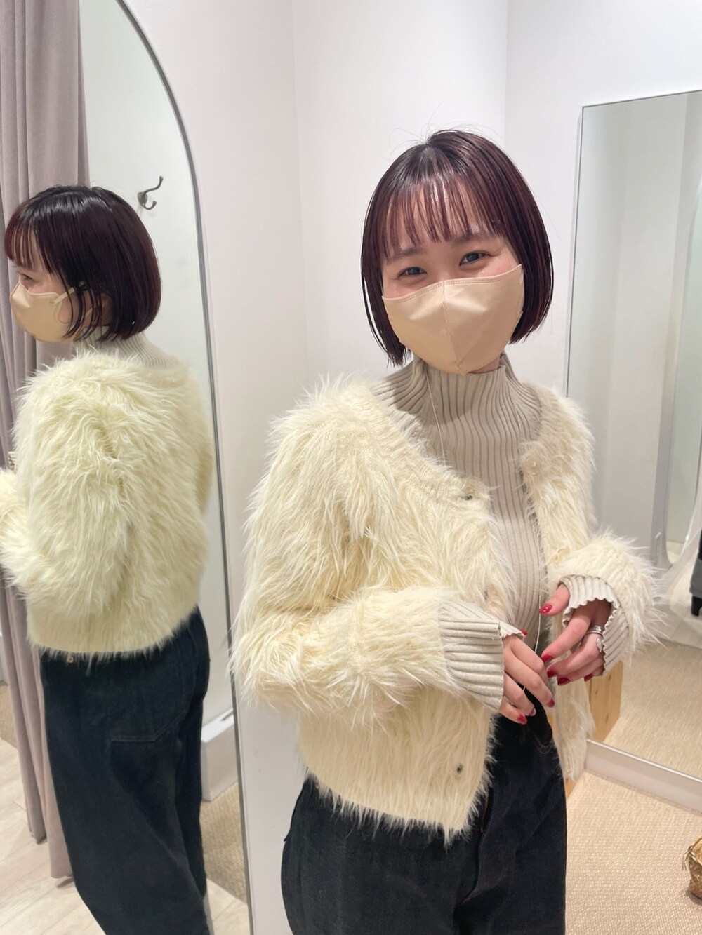 ホワイト系のカーディガン/ボレロ、ベージュ系のニット/セーター、ブルー系のデニムパンツを着用したレディースの秋コーディネートの2枚目の写真