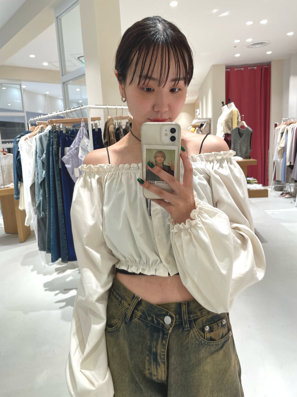 ホワイト系のシャツ/ブラウス、ブラウン系のデニムパンツを着用したレディースの秋コーディネートの2枚目の写真