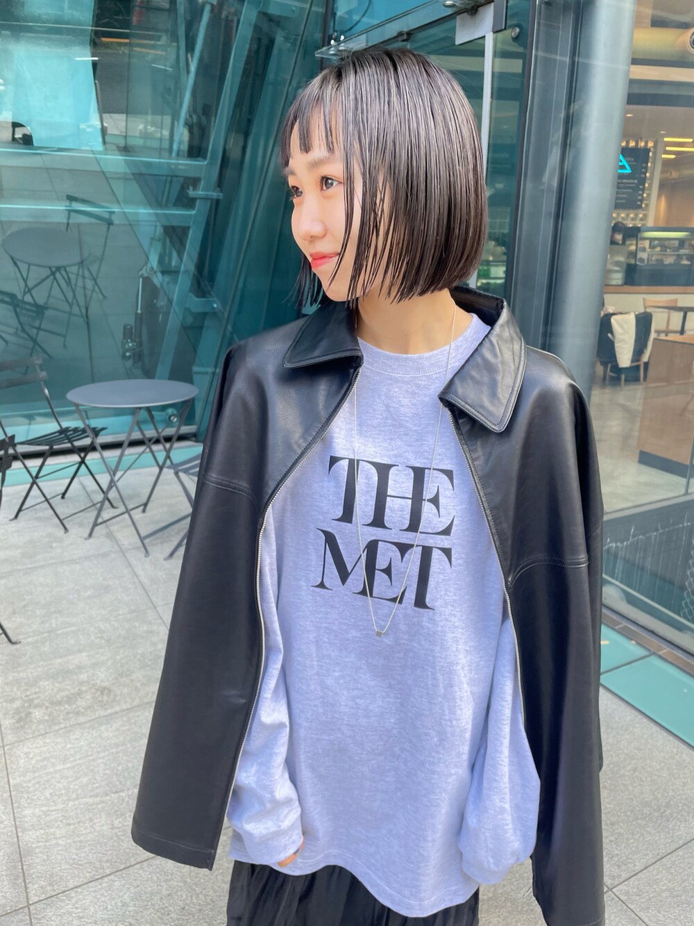ブラック系のその他アウター、グレー系のTシャツ/カットソー、ブラック系のスカートを着用したレディースの冬コーディネートの4枚目の写真