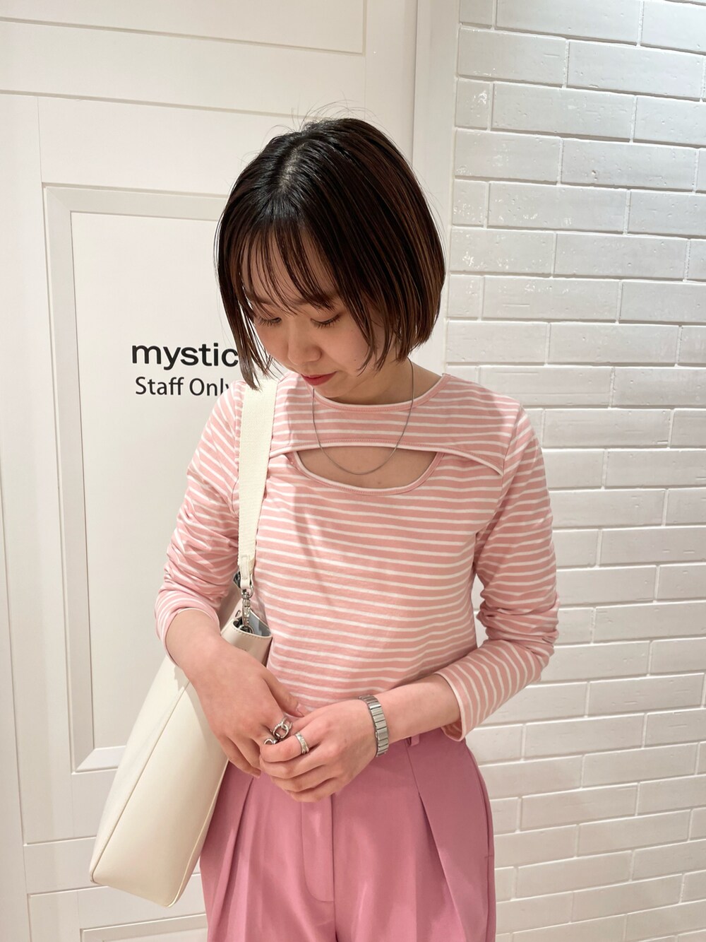 ピンク系のTシャツ/カットソー、ホワイト系のショルダーバッグ、ピンク系のその他パンツを着用したレディースの春コーディネートの3枚目の写真