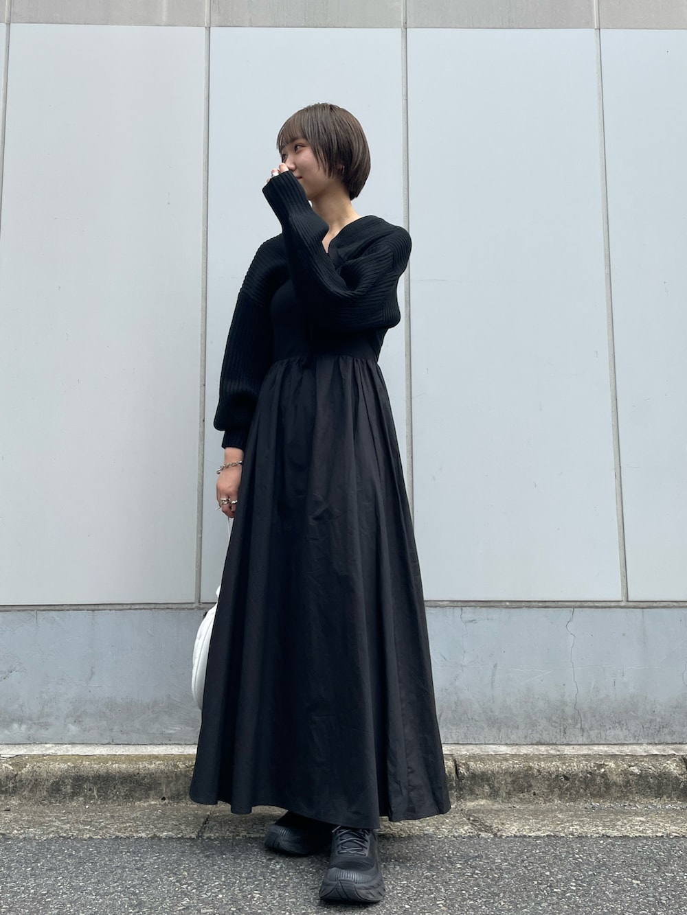 ブラック系のワンピースを着用したレディースの夏コーディネートの2枚目の写真