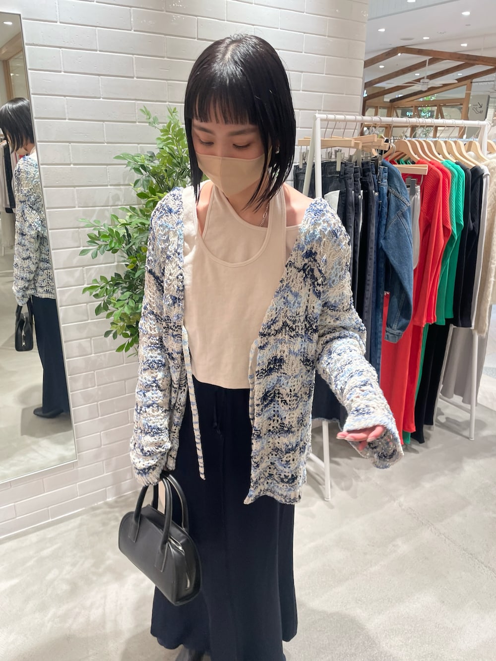 ホワイト系のTシャツ/カットソー、ブルー系のニット/セーター、ブルー系のスカートを着用したレディースの冬コーディネートの3枚目の写真