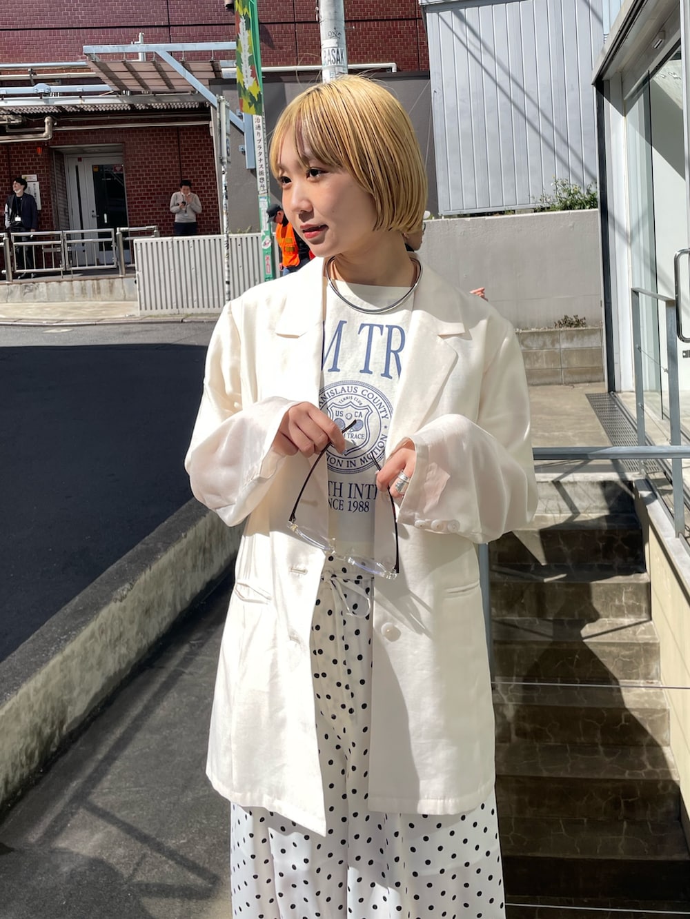 ホワイト系のその他アウター、イエロー系のTシャツ/カットソー、ホワイト系のその他パンツを着用したレディースの春コーディネートの2枚目の写真