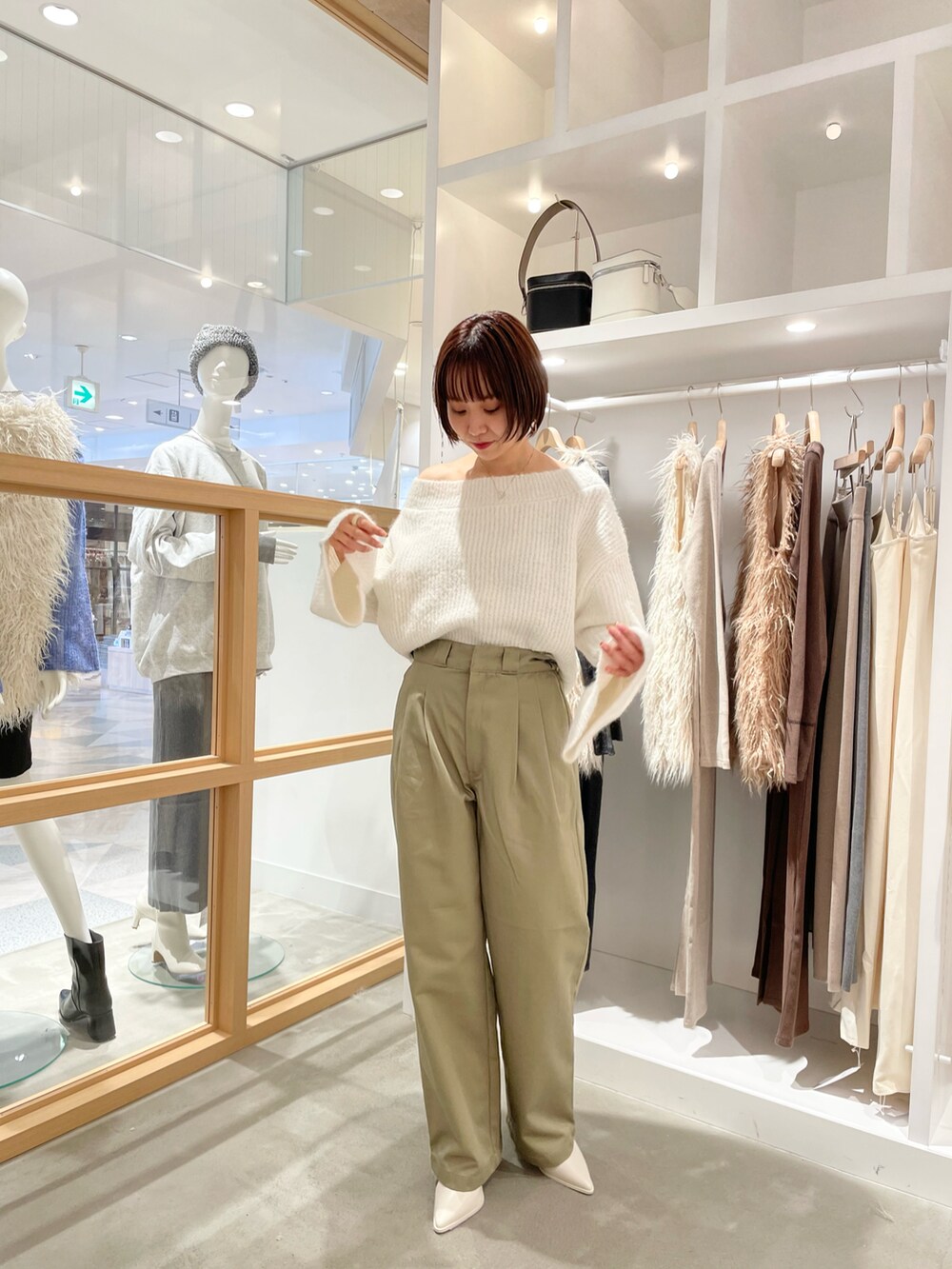 ホワイト系のニット/セーター、ベージュ系のその他パンツを着用したレディースの秋コーディネートの2枚目の写真