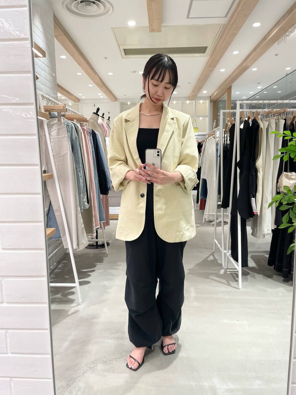 ホワイト系のテーラードジャケット、ブラック系のカーゴパンツを着用したレディースの秋コーディネートの2枚目の写真