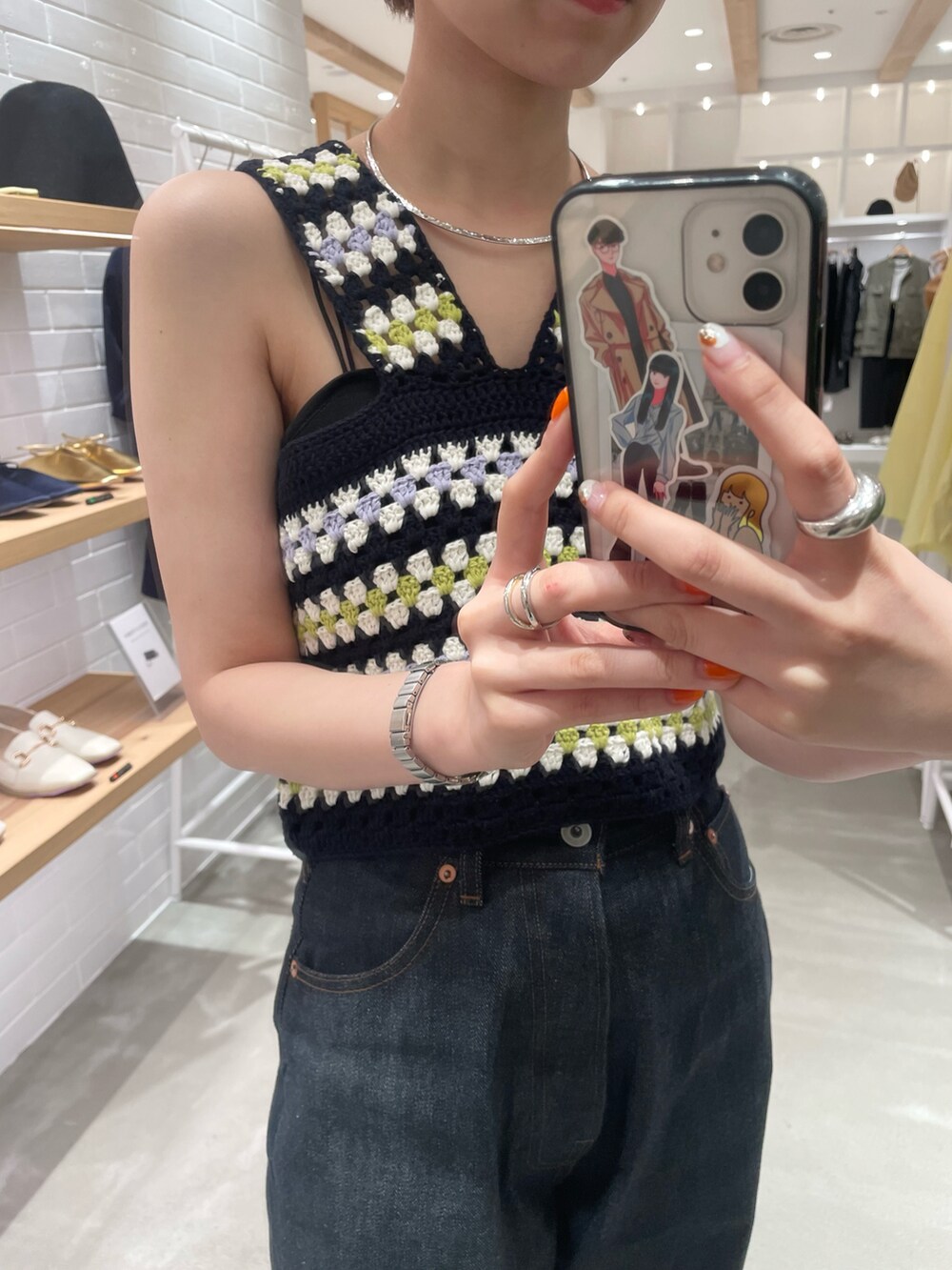 ブラック系のその他トップス、ブルー系のデニムパンツ、ホワイト系のサンダルを着用したレディースの夏コーディネートの3枚目の写真